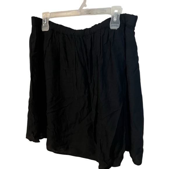 A brand new Old Navy black skirt in size large - Picture 6 of 6